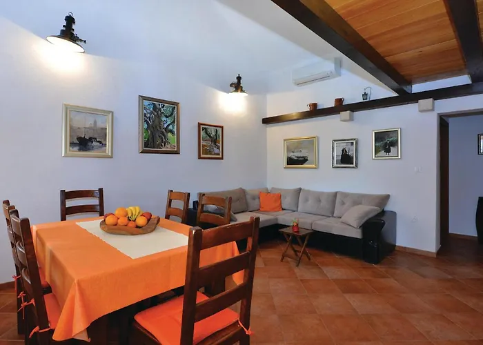 Nyaraló 2 Bedroom In Stari Grad